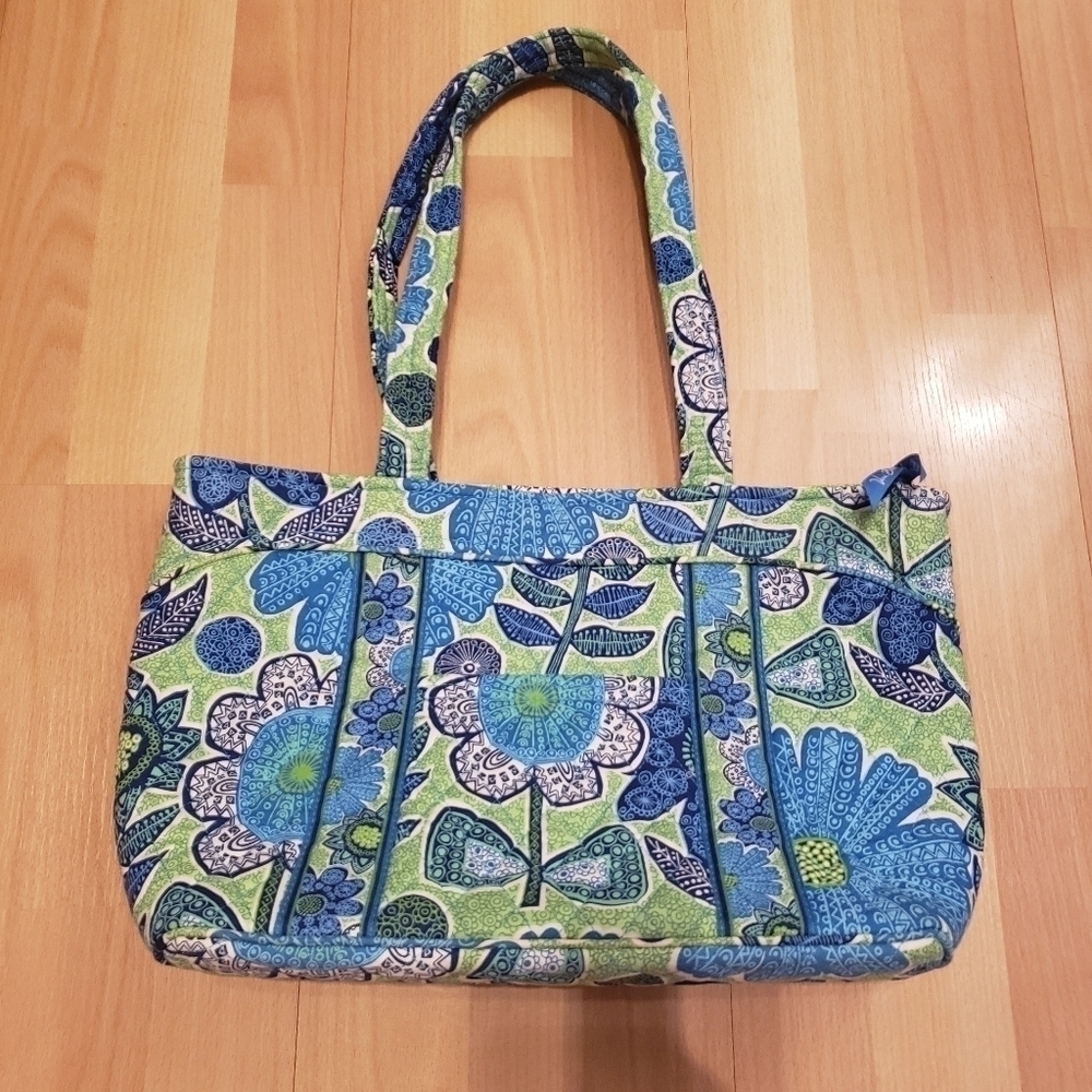 Vera Bradley Doodle Daisy pattern shoulder bag.